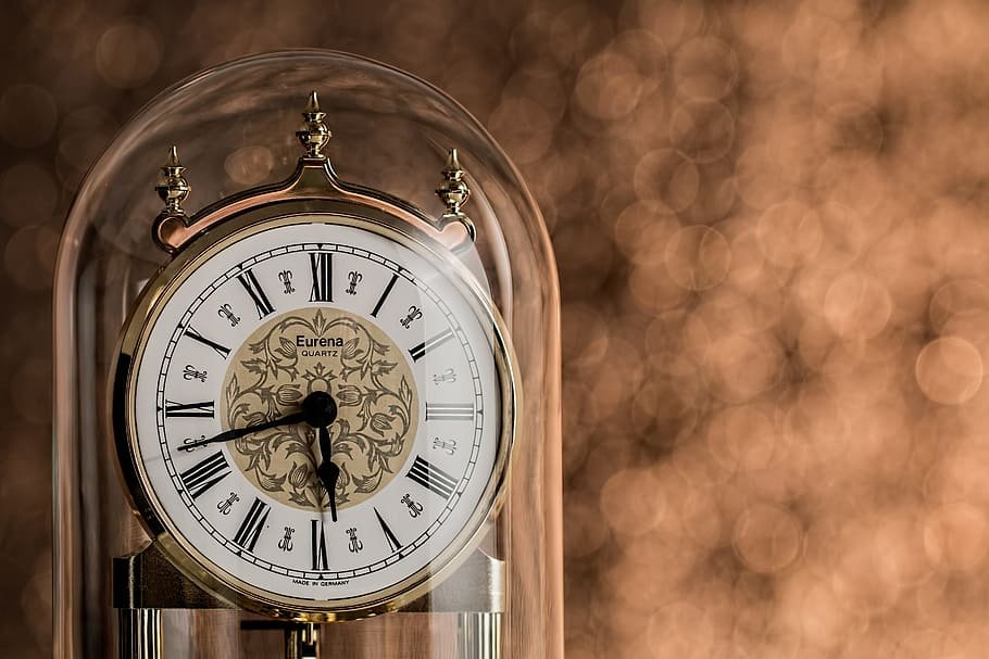 Analog clock representing time passing and minutes