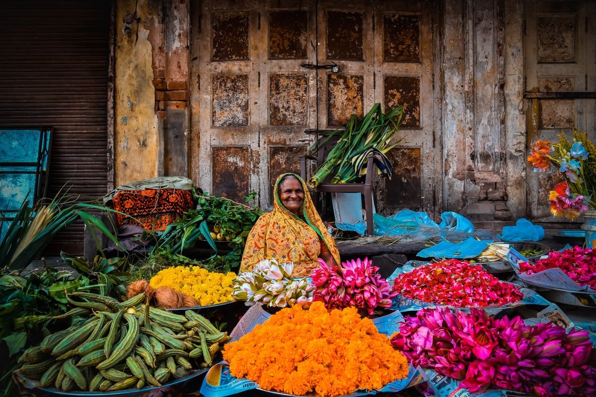Older Indian woman at a market in Indore, illustrative image for Ladli Behna age eligibility