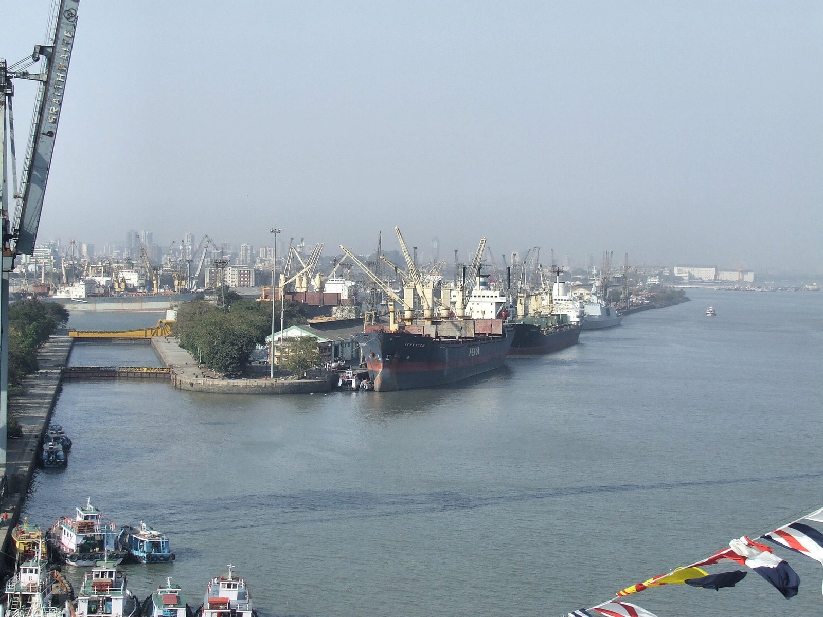 Mumbai Port docks and vessels for Mumbai Port Authority recruitment guide