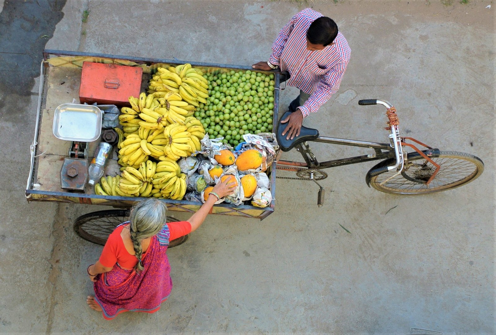Indian street fruit vendor with a mobile cart, illustrating the street vendors supported by PM SVANidhi
