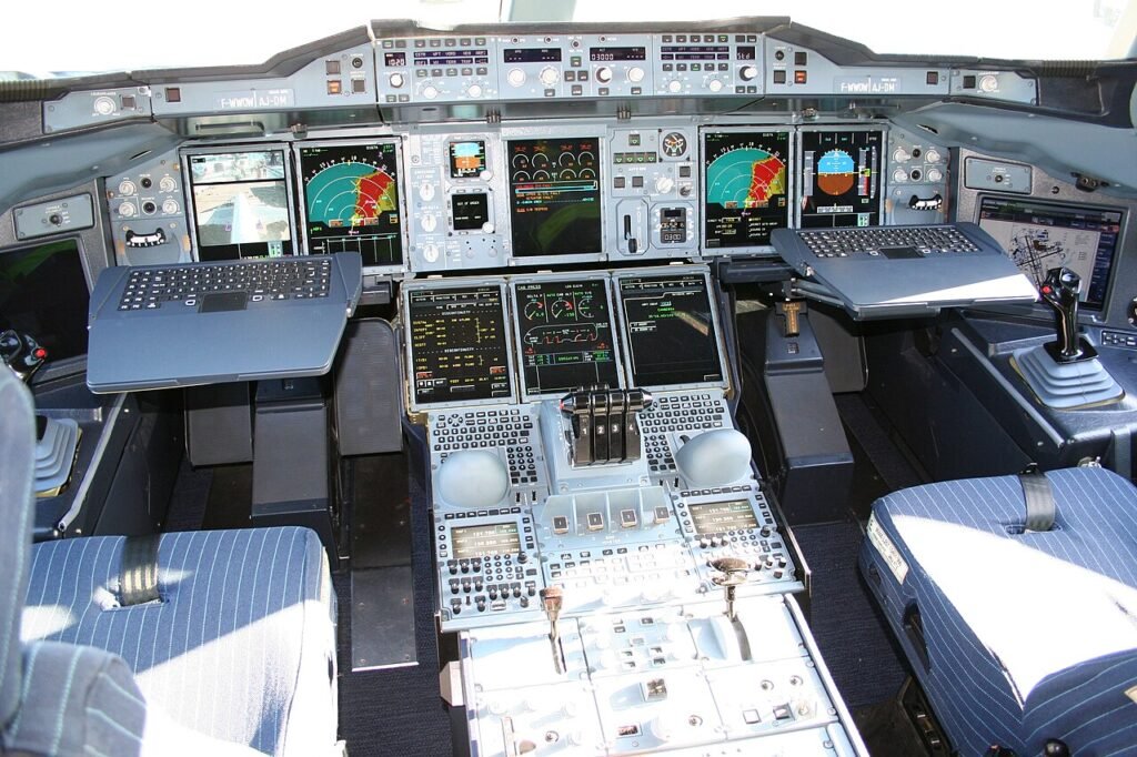 Commercial aircraft cockpit and flight deck