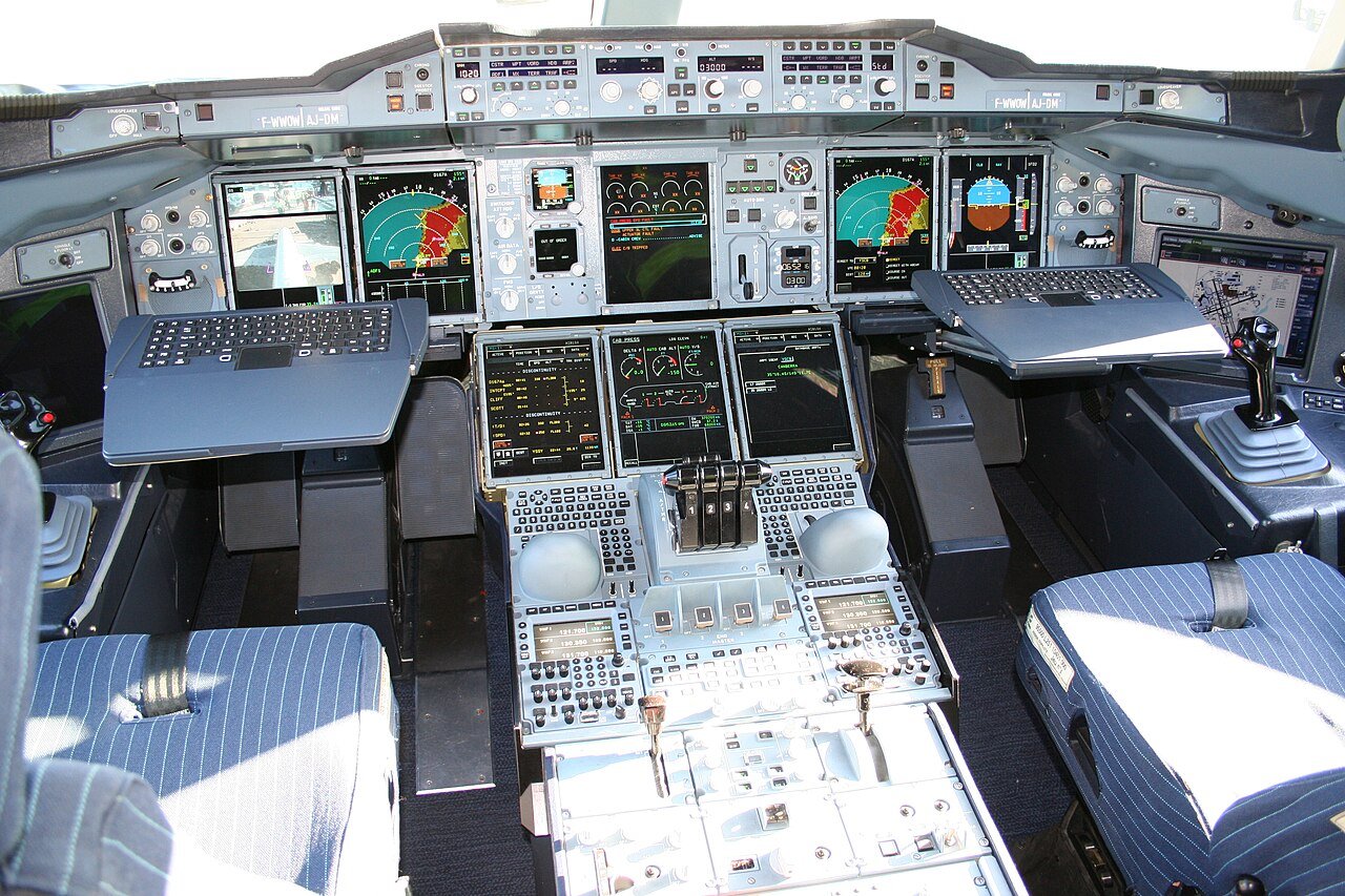Commercial aircraft cockpit and flight deck